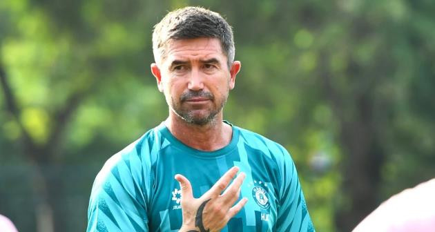 HLV Harry Kewell bức xúc tấm thẻ đỏ lạ khi Hà Nội FC thua Thể Công Viettel