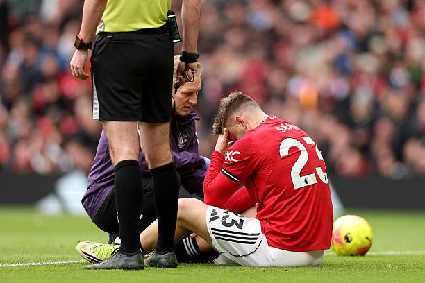 Luke Shaw chấn thương sau lời khen của Carrick: Dấu chấm hết cho chuỗi 28 trận đá chính