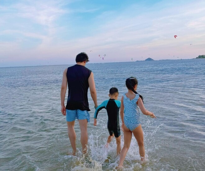 Diệp Lâm Anh hạnh phúc nhìn bạn trai kém 11 tuổi chăm sóc hai con riêng