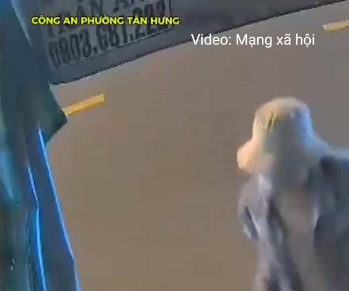 Điều tra thanh niên tạt sơn cửa cuốn trong đêm rồi bỏ chạy