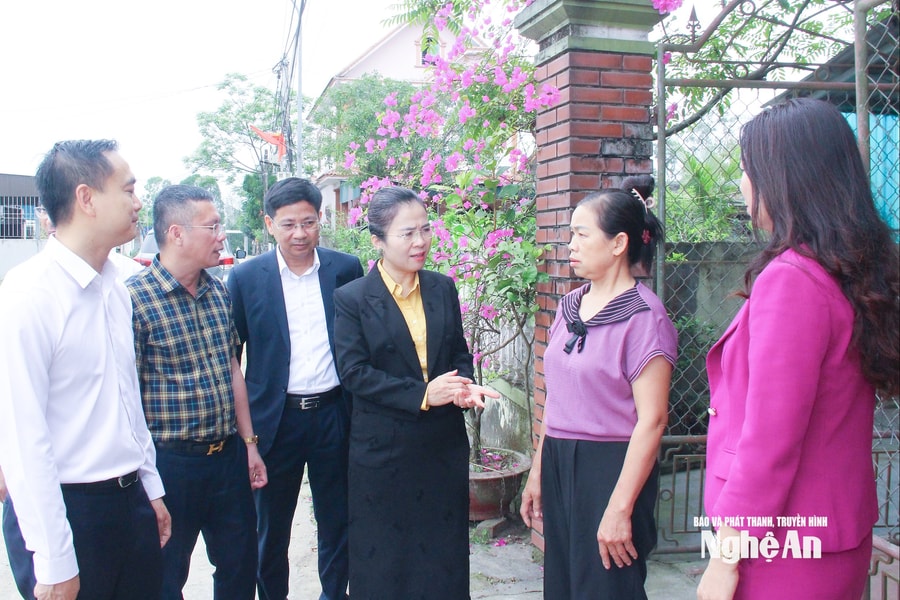 Ứng cử viên Đại biểu HĐND tỉnh Nghệ An tiếp xúc cử tri, vận động bầu cử tại phường Vinh Phú