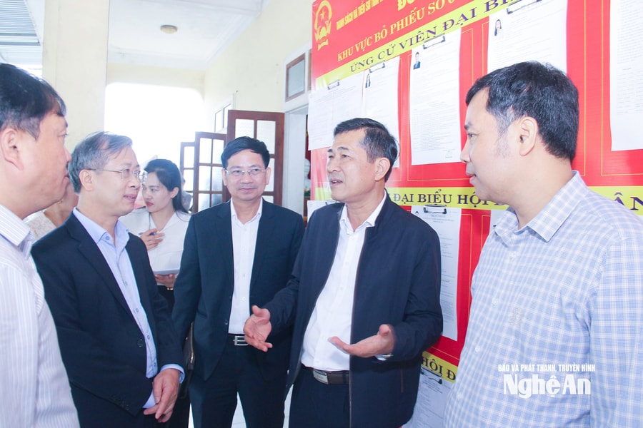 Phó Chủ tịch UBND tỉnh Thái Văn Thành kiểm tra công tác chuẩn bị bầu cử tại các xã vùng đồng bào dân tộc thiểu số, biên giới