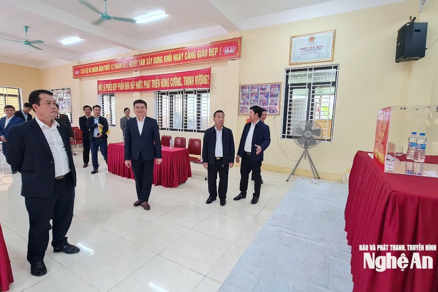 Phó Chủ tịch UBND tỉnh Nghệ An Nguyễn Văn Đệ kiểm tra công tác chuẩn bị bầu cử