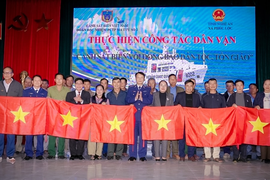 Đoàn đặc nhiệm phòng chống ma túy số 2 tuyên truyền pháp luật, tặng quà cho người dân xã Phúc Lộc