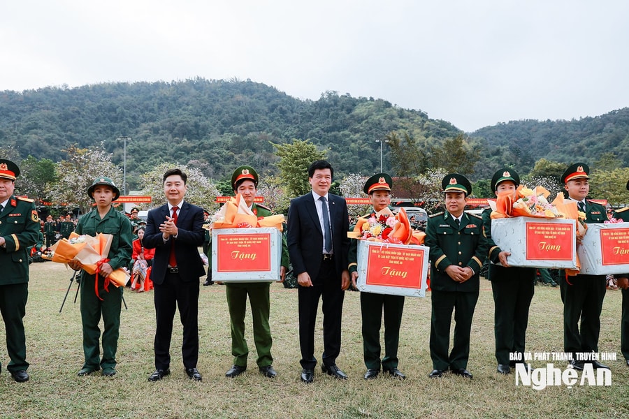 290 thanh niên các xã miền Tây Nghệ An lên đường nhập ngũ