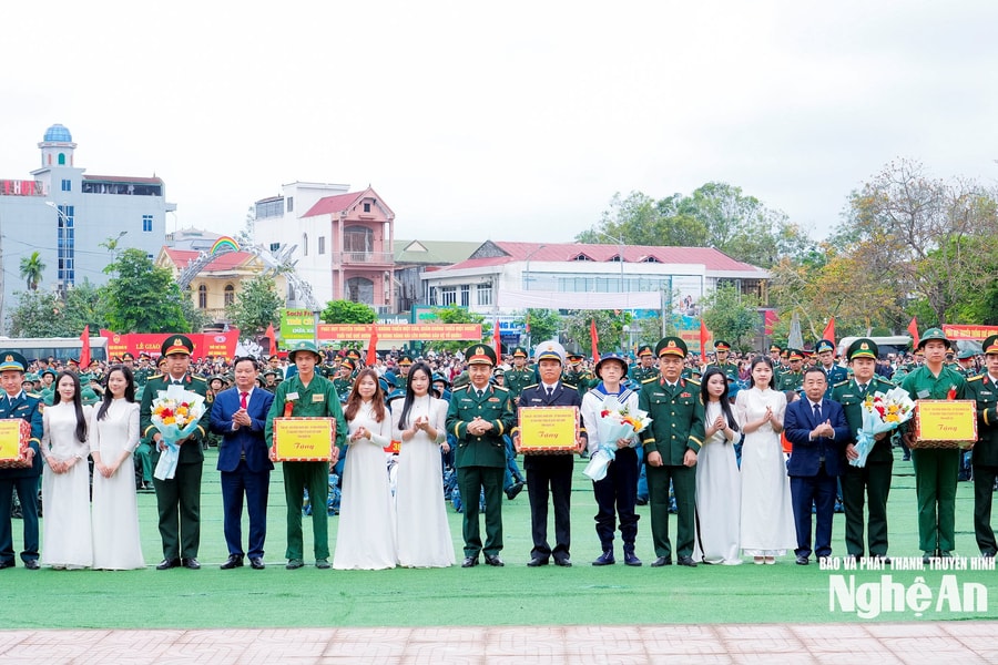 Chính ủy Quân khu 4 và Bí thư Tỉnh ủy Nghệ An động viên tân binh lên đường nhập ngũ