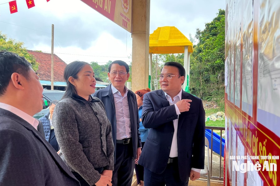 Phó Chủ tịch UBND tỉnh Phùng Thành Vinh kiểm tra công tác bầu cử tại các xã Nậm Cắn, Mường Xén, Mường Típ