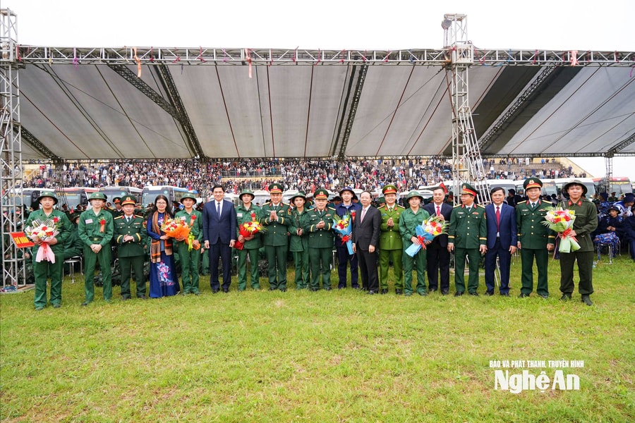 Phó Bí thư Thường trực Tỉnh ủy Nghệ An Hoàng Nghĩa Hiếu dự lễ giao nhận quân năm 2026