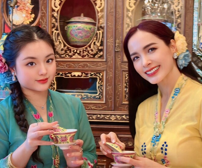 Siêu mẫu Thúy Hạnh cùng con gái Suti khoe sắc trong trang phục Kebaya truyền thống