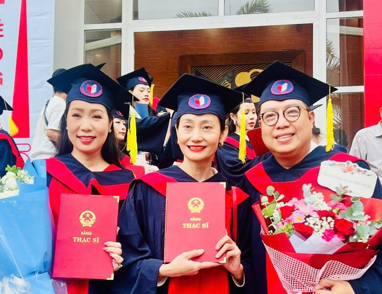 NSND Trịnh Kim Chi học Tiến sĩ tuổi 55 và sự lăn xả nghề nghiệp của NSƯT Hạnh Thúy