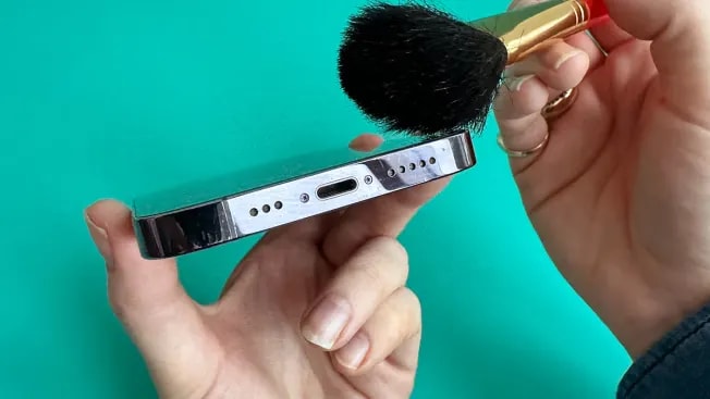 Cách vệ sinh cổng sạc và loa điện thoại chuẩn xác theo hướng dẫn của Apple và Samsung