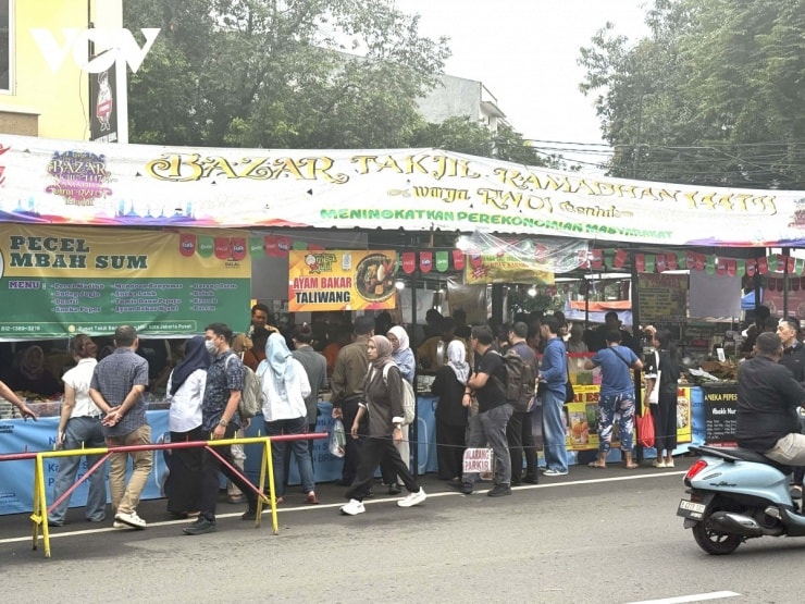 Jakarta: Trải nghiệm ẩm thực xả chay rực rỡ sắc màu tại chợ Benhil mùa Ramadan