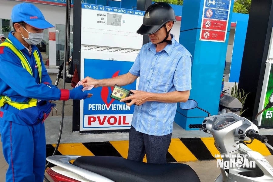 Giá xăng dầu biến động gây áp lực lên đời sống và sản xuất