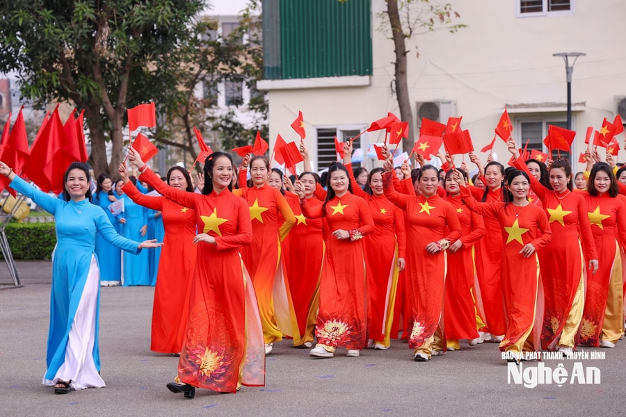Phụ nữ Thành Vinh đồng diễn dân vũ, diễu hành “Duyên dáng áo dài” nhân dịp 8/3