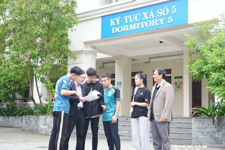 Sinh viên Gen Z háo hức khi lần đầu tiên thực hiện quyền bầu cử