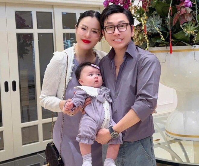 NSƯT Vũ Luân và Hoa hậu Phương Lê lần đầu đưa con gái Thụy Yên đi dự tiệc