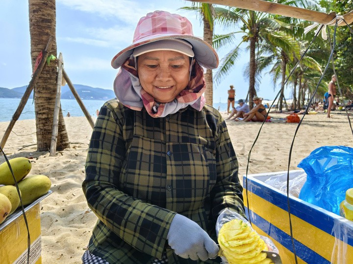 Nha Trang: Sức hút từ tiếng rao trái cây 'viral' toàn cầu của người phụ nữ bản địa