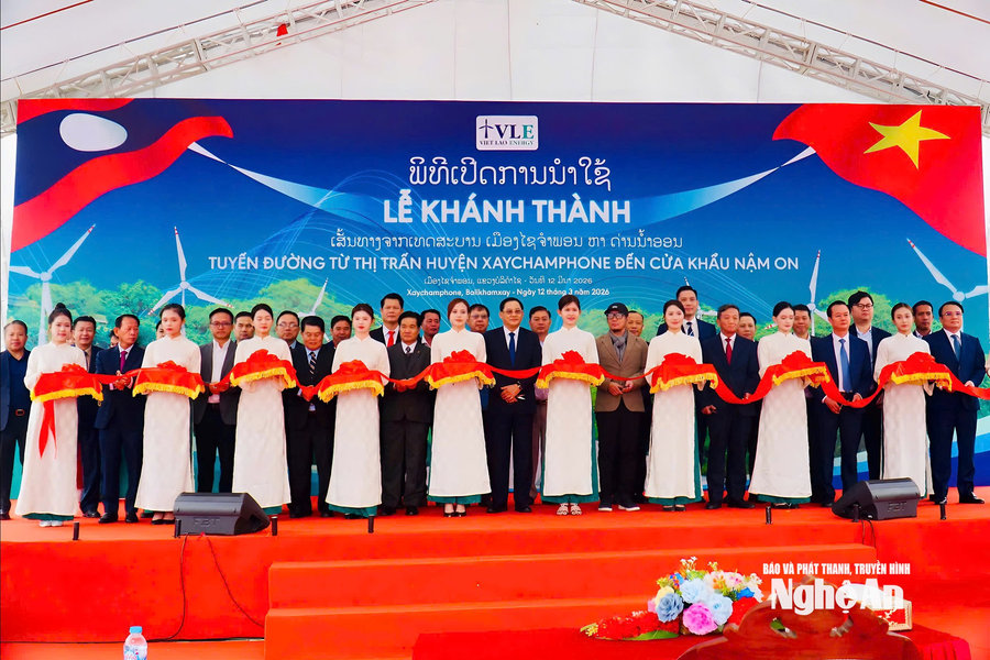 Đoàn đại biểu tỉnh Nghệ An dự lễ khánh thành tuyến đường Si Sổm Phon - Lo Văn Xay (CHDCND Lào)