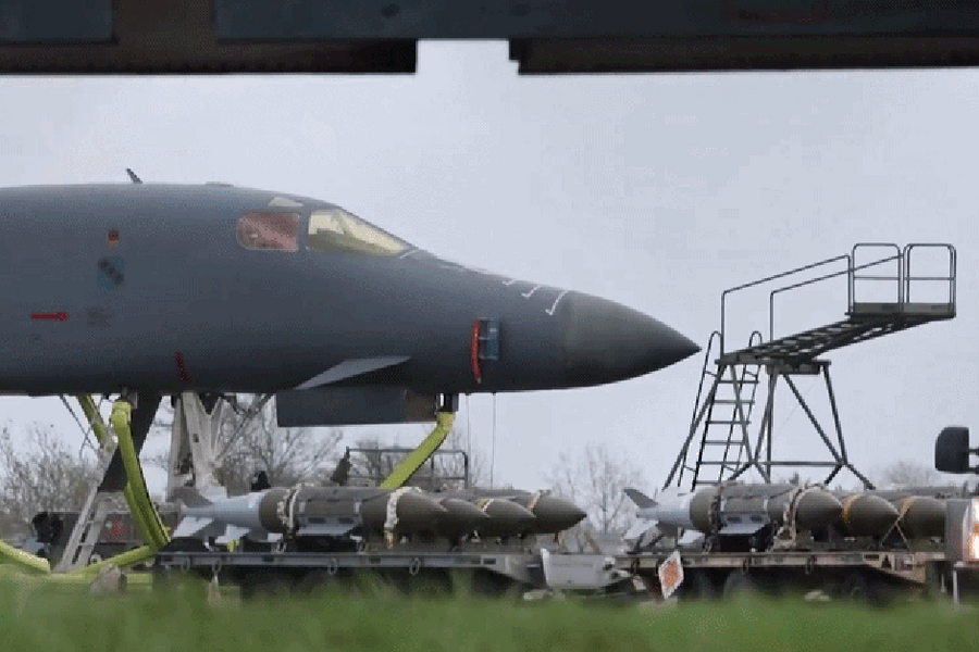 Cận cảnh máy bay ném bom B-1 Lancer của Mỹ nạp bom phá boongke tại Anh
