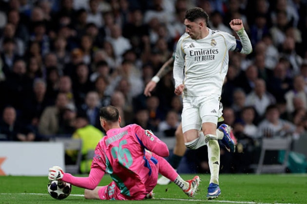 Federico Valverde lập hat-trick chớp nhoáng, Real Madrid nhấn chìm Man City 3-0 tại Bernabeu