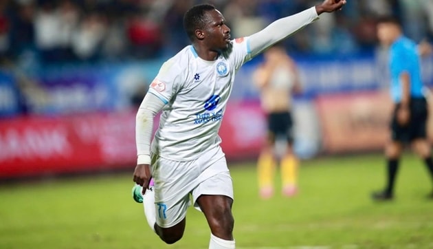 Nam Định thắng kịch tính Thanh Hóa 1-0 nhờ khoảnh khắc rực sáng của tân binh Akolo