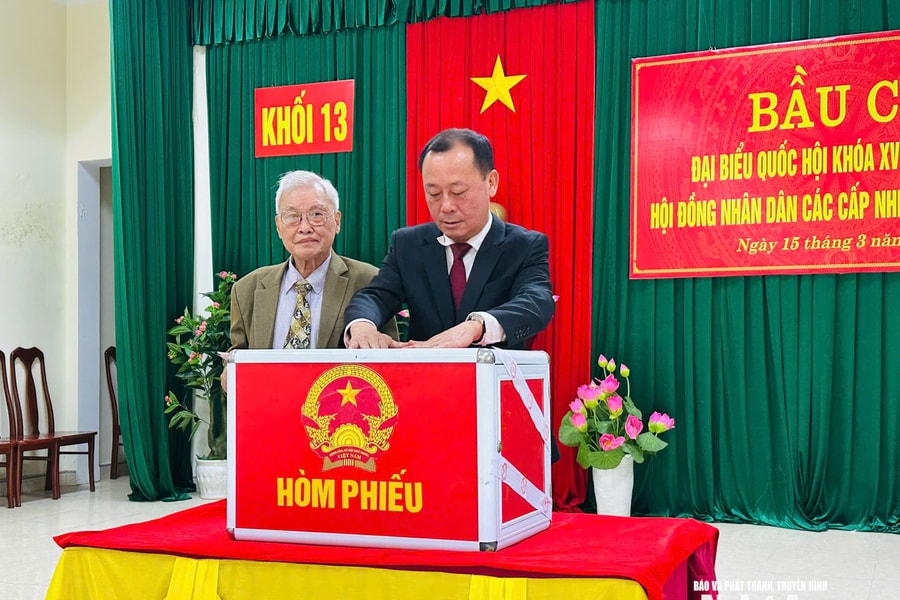 Các đồng chí Ủy viên Ban Thường vụ Tỉnh ủy Nghệ An tham gia bầu cử tại các khu vực bỏ phiếu