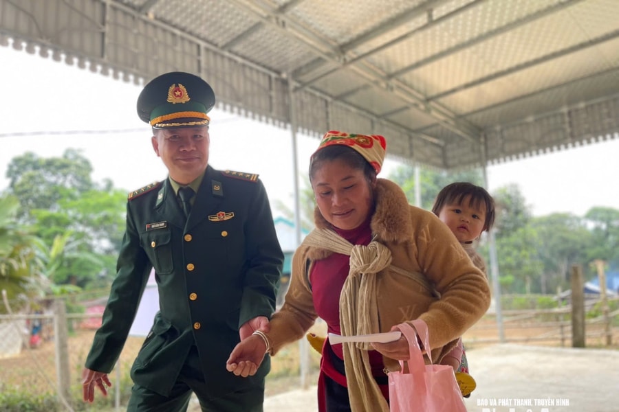 Bộ đội Biên phòng Đồn Biên phòng Tri Lễ hỗ trợ nhân dân trong ngày bầu cử