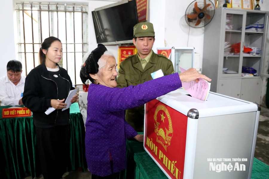 Cử tri vùng ven biển Nghệ An hăng hái thực hiện quyền bầu cử