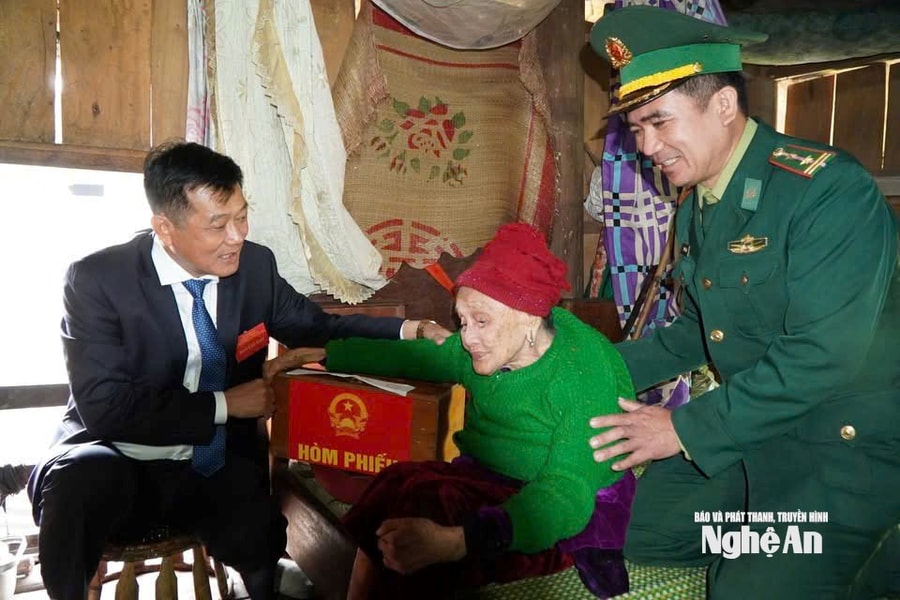 Nghệ An: Các tổ bầu cử vùng cao nỗ lực đảm bảo quyền lợi cho cử tri cao tuổi, sức khỏe yếu