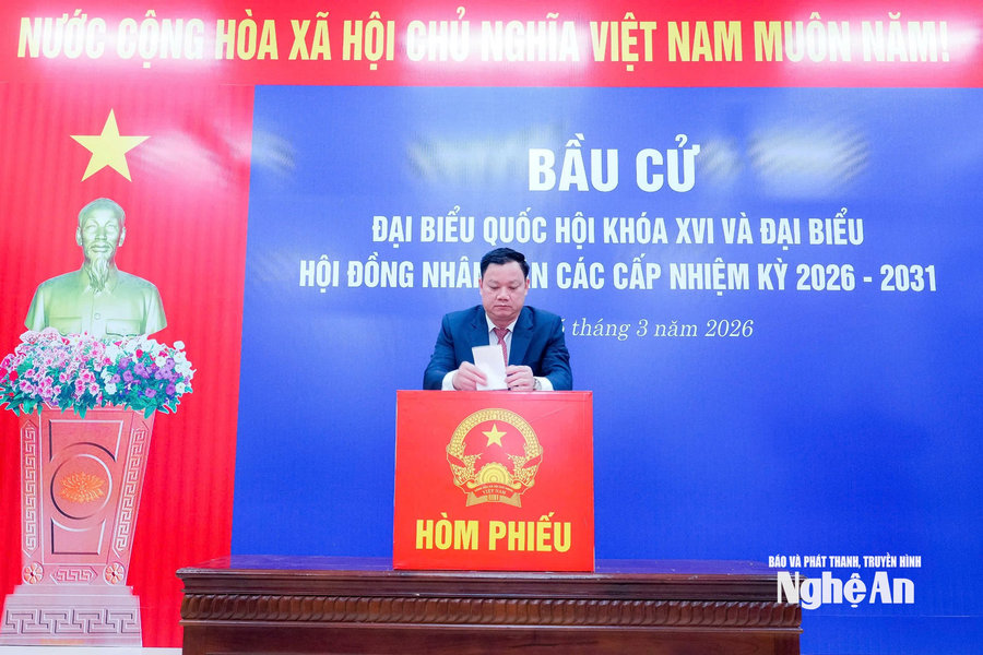 Bí thư Tỉnh uỷ Nguyễn Khắc Thận cùng các cử tri bỏ phiếu bầu đại biểu Quốc hội và HĐND các cấp
