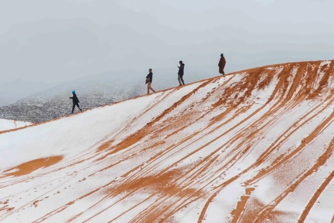 Sa mạc Sahara bất ngờ phủ tuyết trắng: Hiện tượng hiếm gặp tại cửa ngõ Aïn Séfra, Algeria