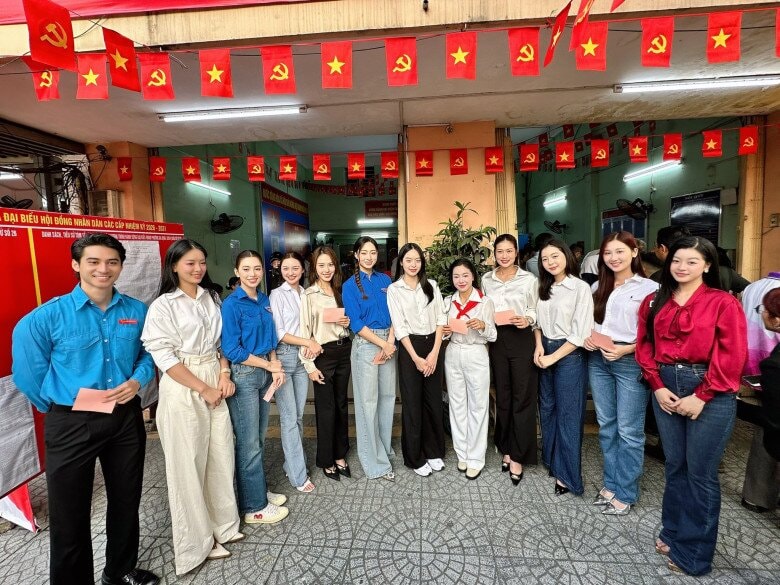 Sao Việt đi bầu cử Quốc hội khóa XVI: Nhạc sĩ Nguyễn Văn Chung, Hoa hậu Đỗ Mỹ Linh có mặt sớm