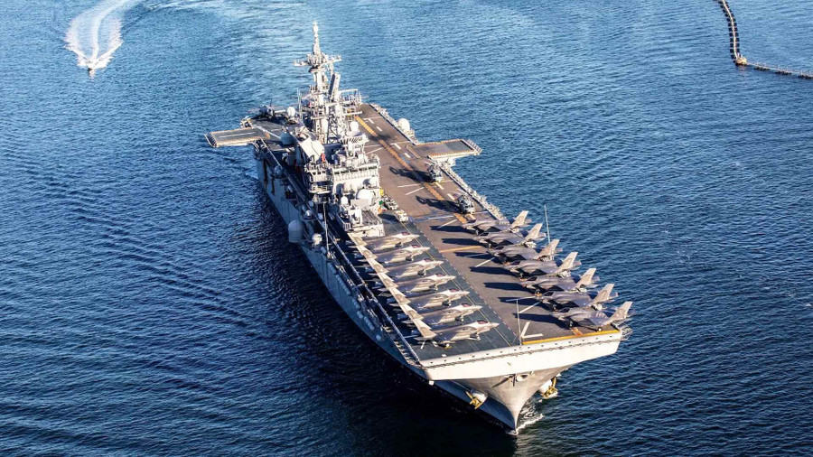 Mỹ điều tàu tấn công đổ bộ USS Tripoli cùng phi đội tiêm kích F-35B hướng về Trung Đông