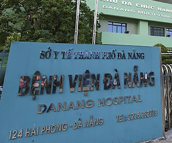 Cụ ông phải đi cấp cứu sau khi kẹp con rắn cắn mình về nhà