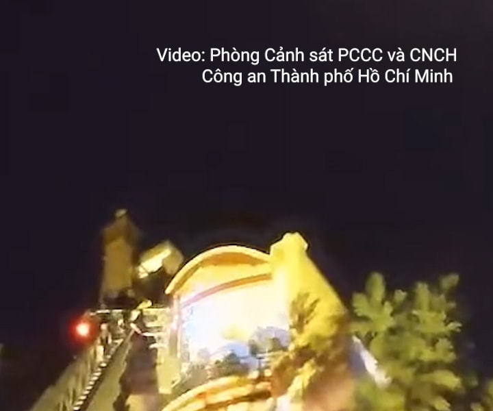 Cảnh sát PCCC cứu 5 người trong căn nhà 6 tầng bị cháy lúc rạng sáng