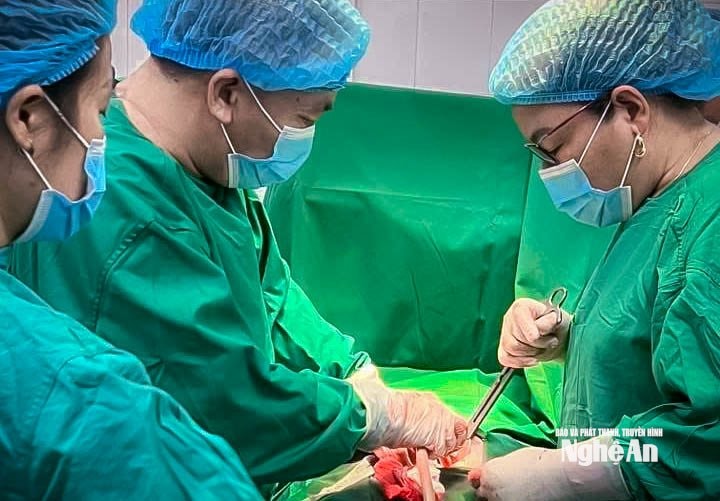 Cứu sống thai phụ người Lào trong tình trạng nguy kịch