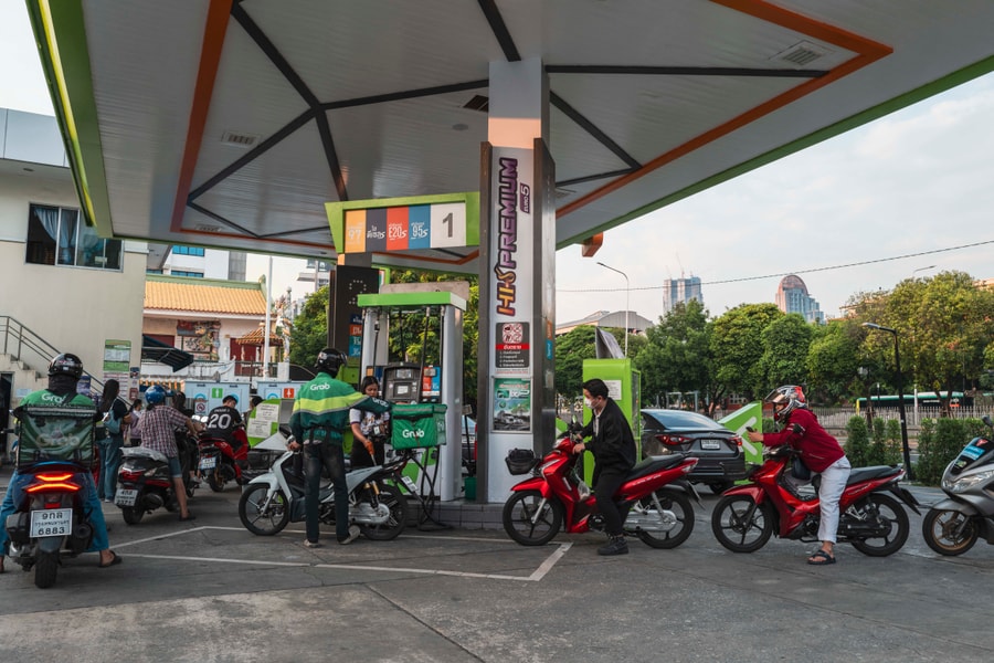 Giá dầu tăng vọt hơn 5% giữa lúc Mỹ chật vật tìm đồng minh 'giải cứu' eo biển Hormuz