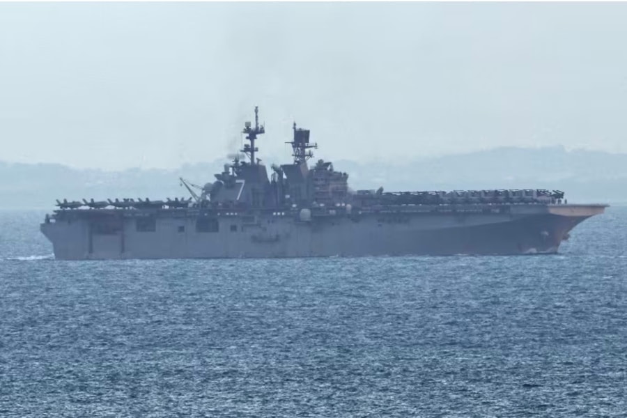 Tàu đổ bộ USS Tripoli chở 2.200 lính thủy đánh bộ Mỹ di chuyển qua Singapore tới Trung Đông