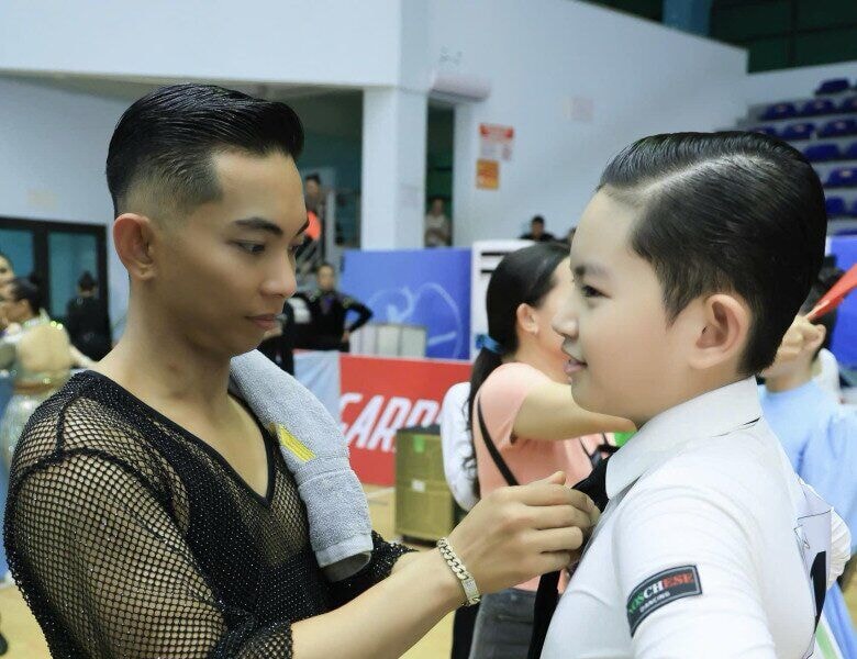 Kubi con trai Phan Hiển: Từ cậu bé nhỏ nhắn đến đối thủ chiều cao của bố