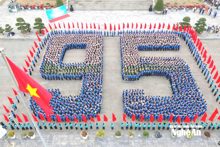 Gần 3.000 thanh thiếu nhi Nghệ An tham gia lễ chào cờ và đồng diễn chào mừng 26/3
