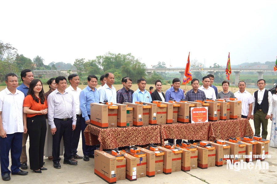Chủ tịch UBND tỉnh Quảng Trị Lê Hồng Vinh trao tặng thiết bị máy tính cho các thôn, bản của xã Con Cuông