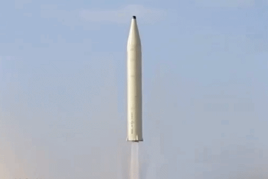 Iran tập kích quy mô lớn bằng tên lửa đa đầu đạn và tuyên bố phong tỏa eo biển Hormuz