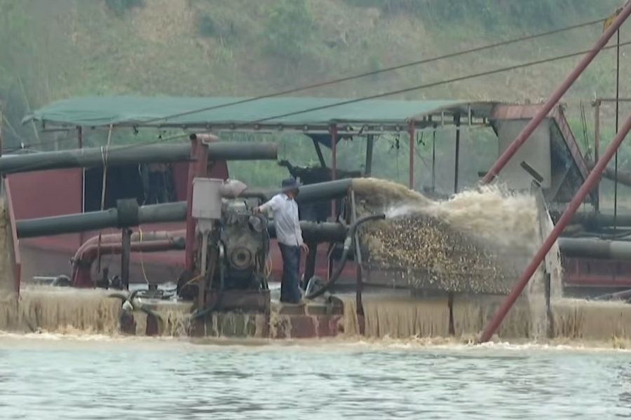 Anh Sơn Đông nguy cơ mất đất bãi do hoạt động khai thác cát sỏi trên sông