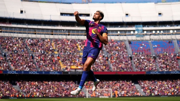 Hàng thủ Barcelona rực sáng trong ngày Lewandowski gây thất vọng lớn