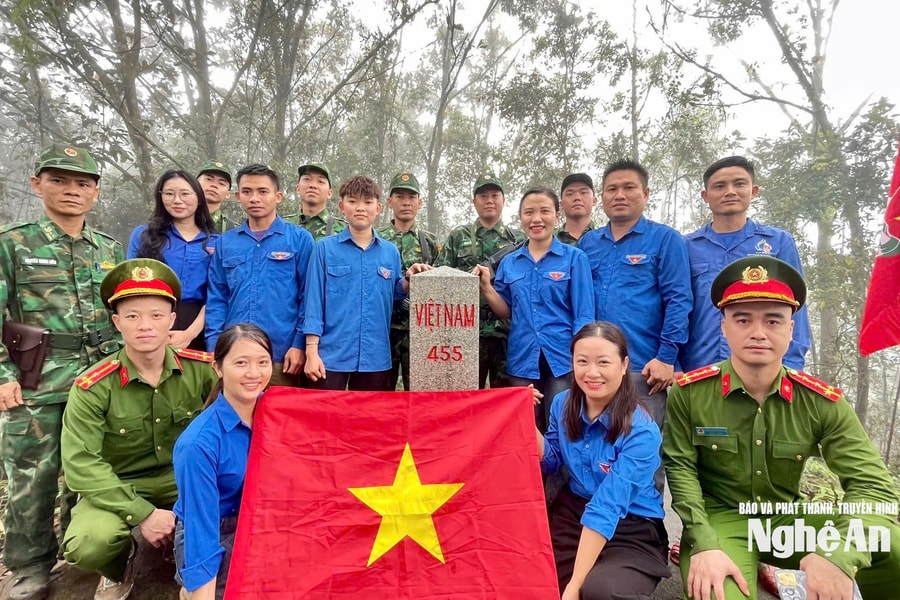 Thiêng liêng lễ chào cờ tại cột mốc 455 dịp Tháng ba biên giới