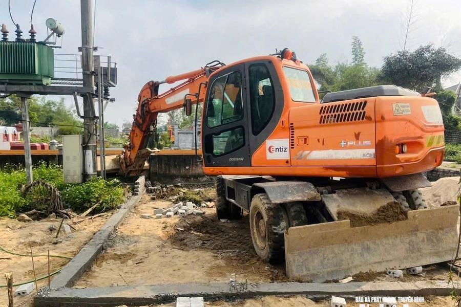 Lấn chiếm đất, xây khuôn viên mộ gần 50m², bị lập biên bản
