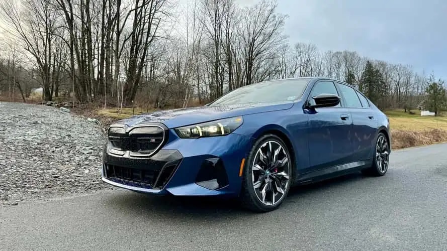 BMW i5 2026 tại Mỹ đồng loạt dùng chuẩn sạc Tesla: Bước ngoặt hạ tầng xe điện