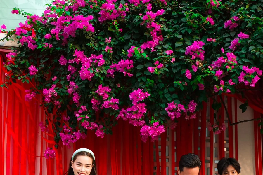 Hồ Ngọc Hà cùng Kim Lý đưa hai con trở lại Cầu Cổng Vàng sau 9 năm gắn bó
