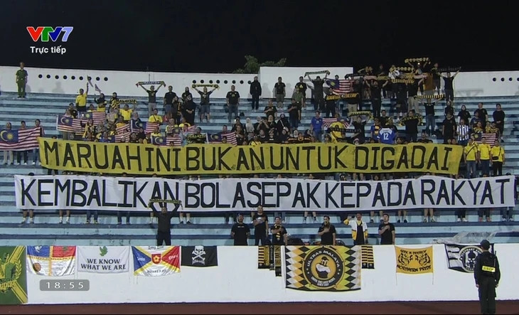 CĐV Malaysia giăng biểu ngữ chỉ trích FAM tại sân Thiên Trường sau bê bối nhập tịch