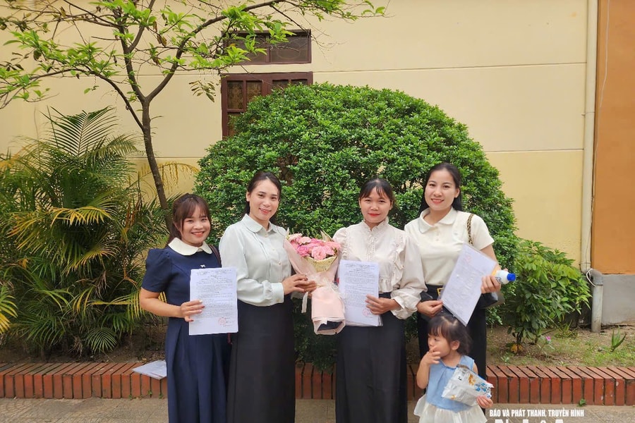 Xúc động ngày nhận quyết định về ngôi trường mới của các tân giáo viên